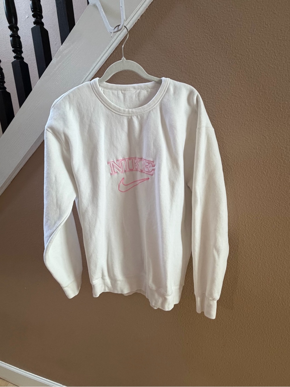 Nike Cream Crewneck Sweatshirt with Pink Embroidered Logo